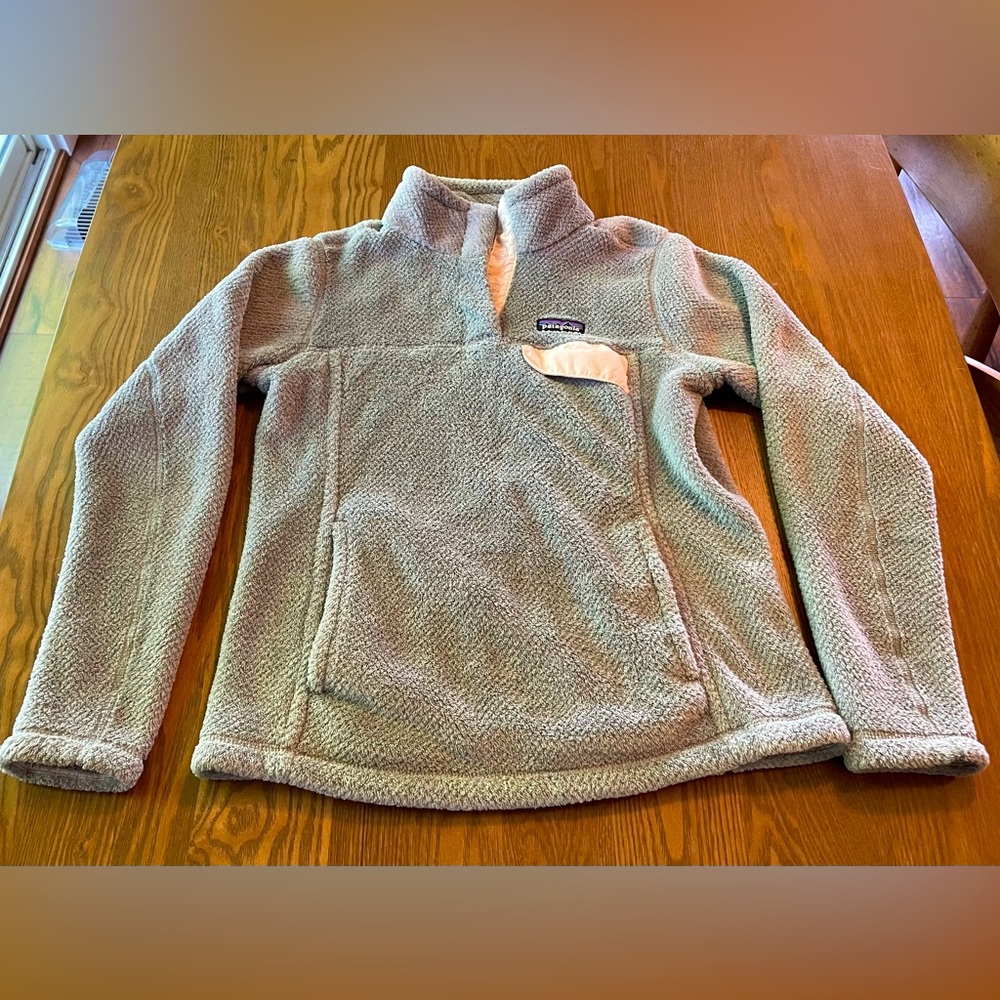 Patagonia Retool fleece pullover with snaps and pockets, light grey size small.